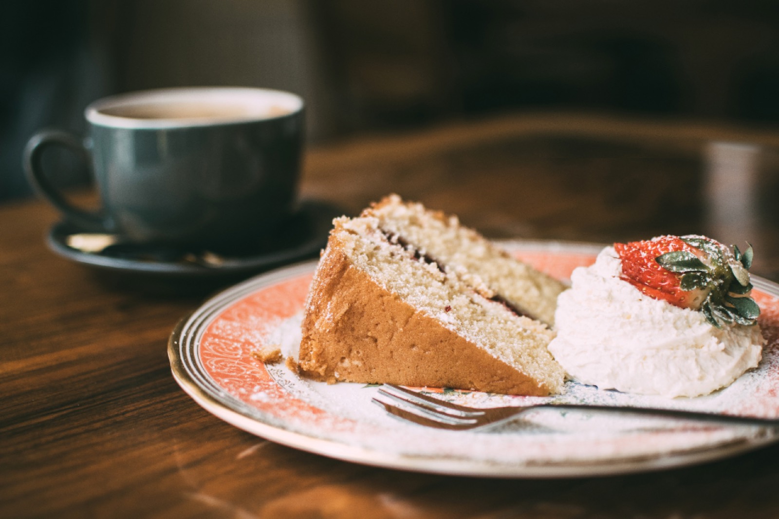 Kremtorta szelet kaveval, illusztracio