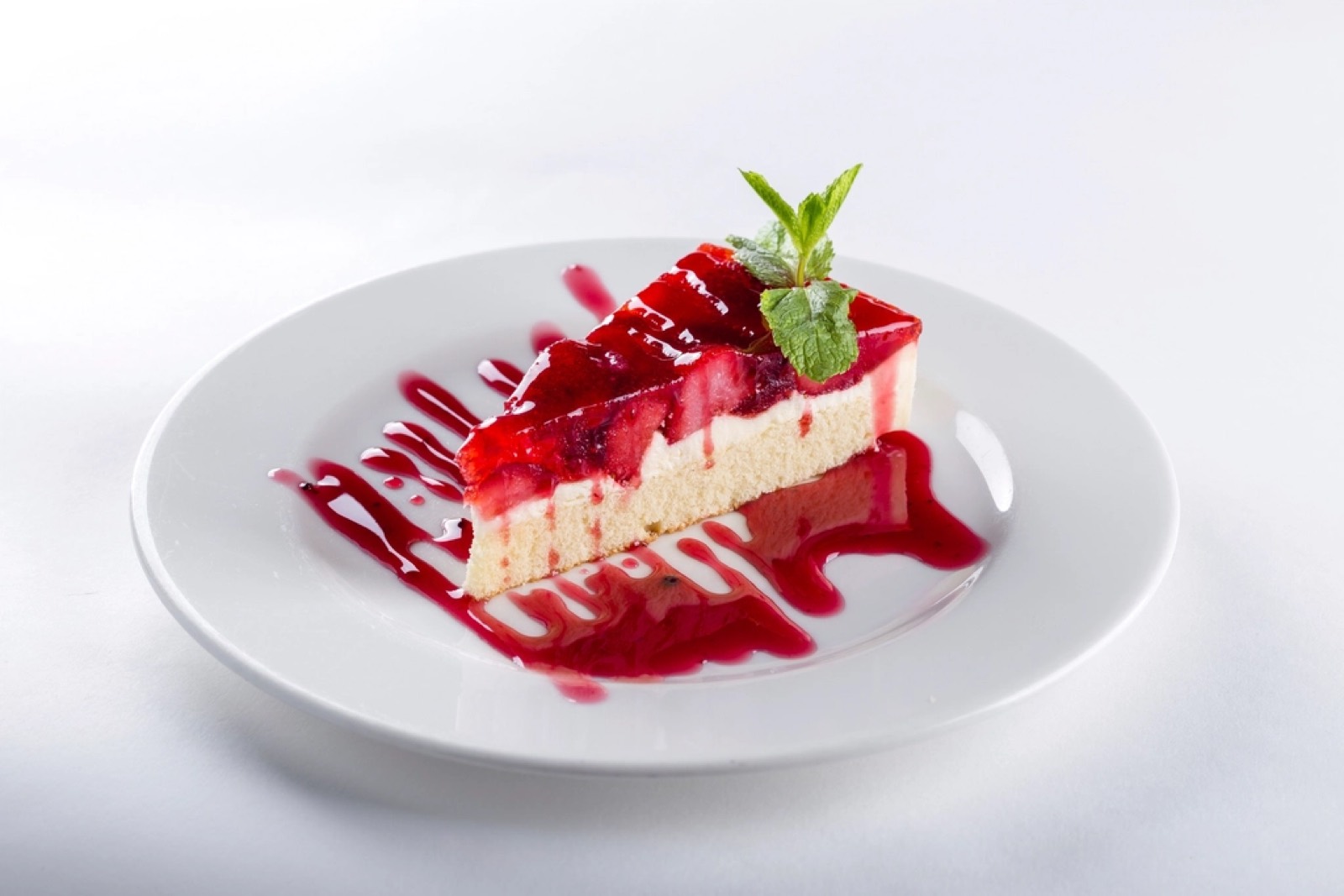 Kremtorta bogyos ontettel, illusztracio