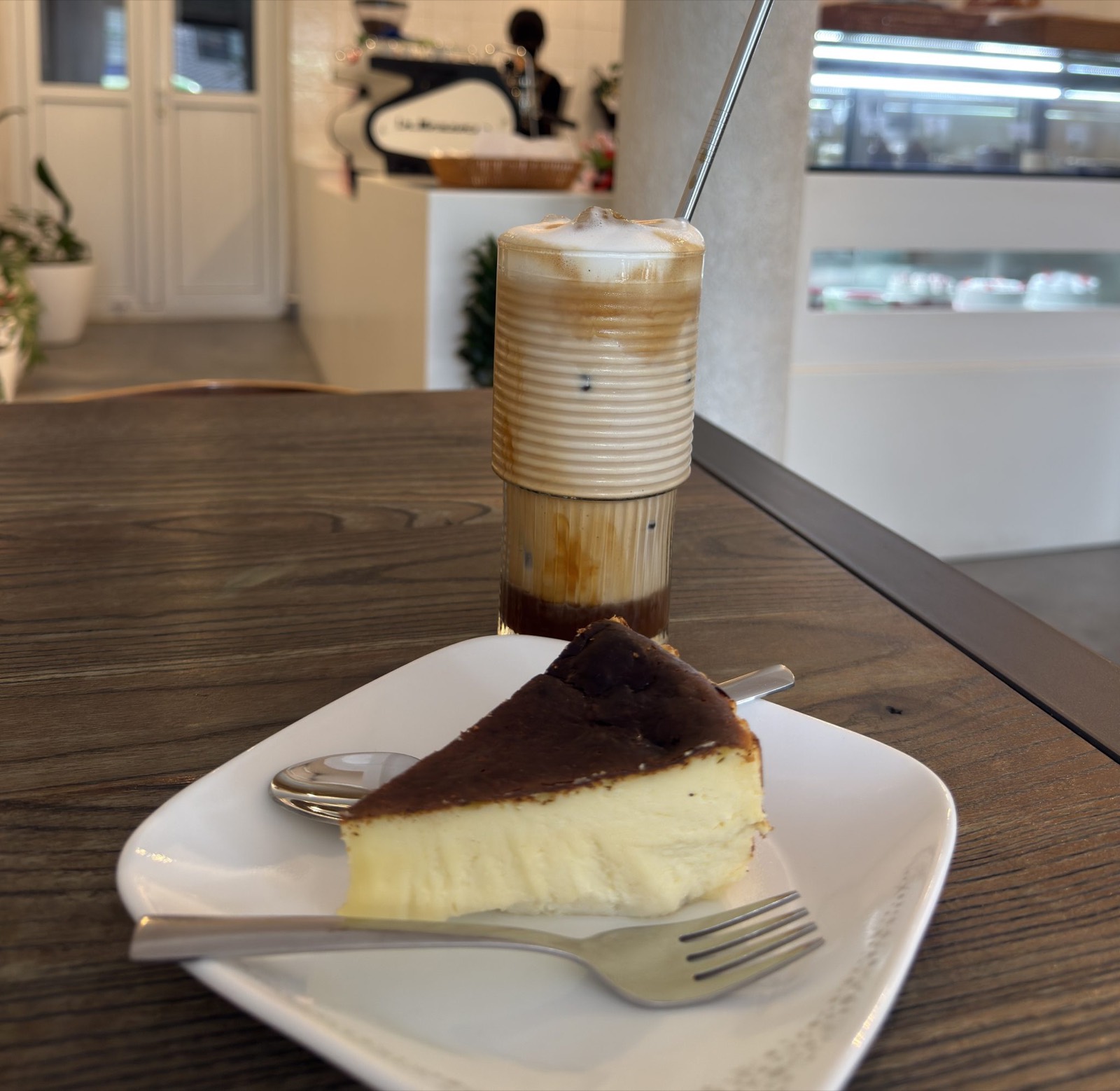 Baszk kremsajttorta kaveval, illusztracio